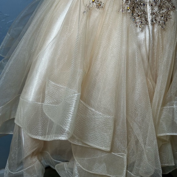 Elegant Gold Off-Shoulder Dress (c) - Picture 6 of 13